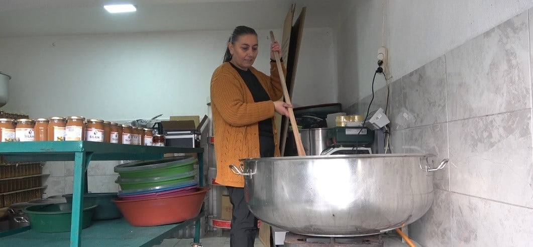 HOZAT İLÇESİNDE FAALİYET GÖSTEREN HOZAT KADIN KOOPERATİFİ, BÖLGENİN DOĞAL ÜRÜNLERİNİ İŞLEYEREK...