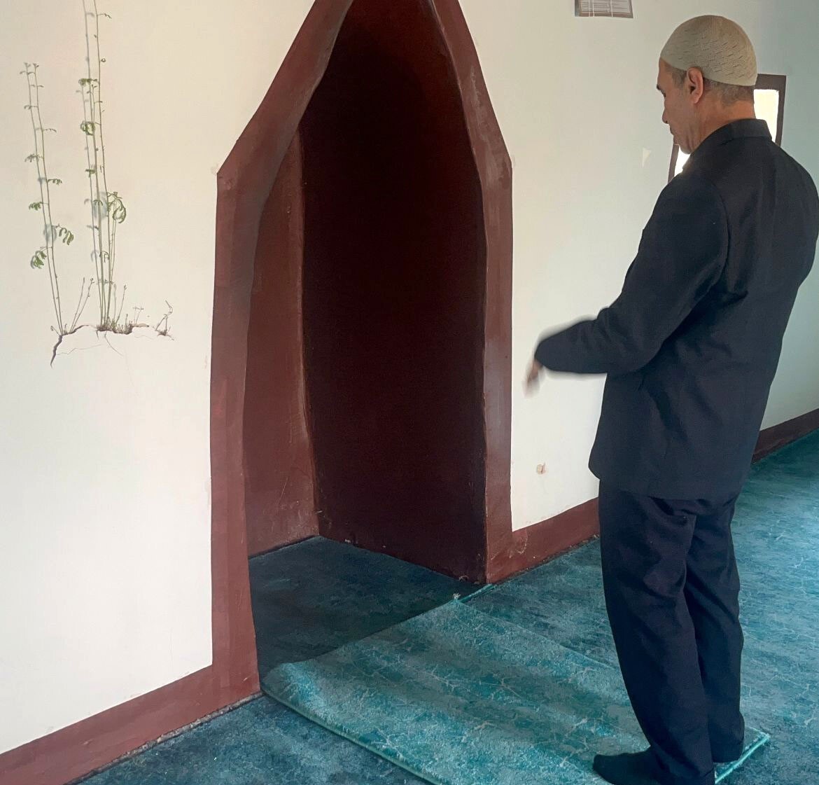 HZ. ÖMER CAMİSİNİN MİHRAP KISMININ HEMEN YANINDA, KURU DUVAR ÜZERİNDE HİÇBİR TOPRAK VE SU KAYNAĞI...