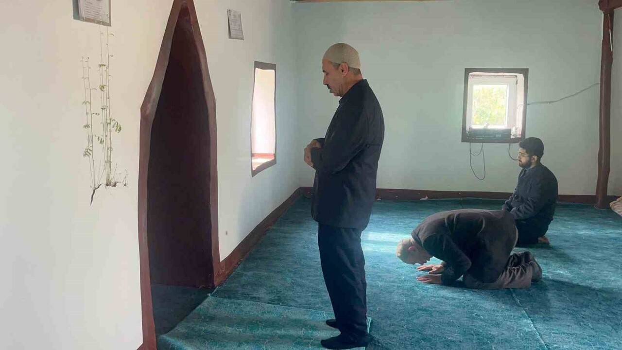 HZ. ÖMER CAMİSİNİN MİHRAP KISMININ HEMEN YANINDA, KURU DUVAR ÜZERİNDE HİÇBİR TOPRAK VE SU KAYNAĞI...