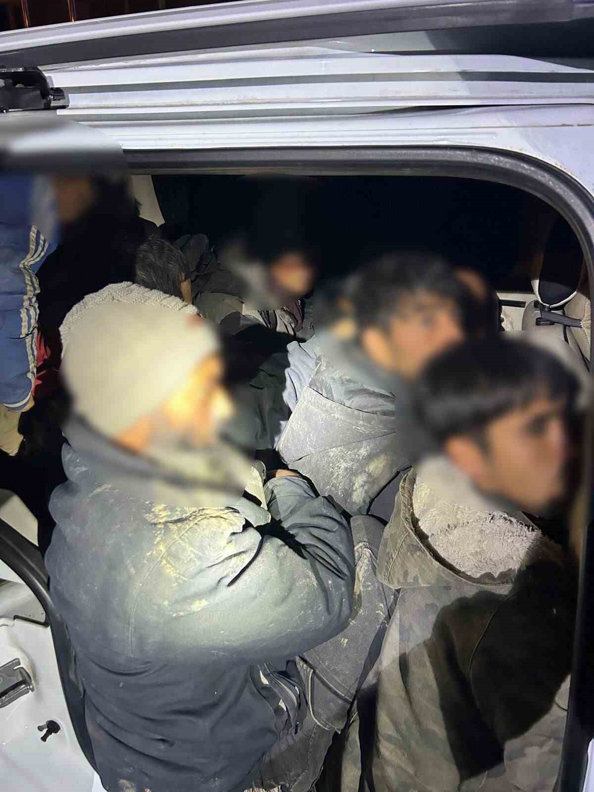 IĞDIR'DA POLİS EKİPLERİNCE UYGULAMA NOKTASINDA DURDURULAN BİR ARAÇTA 12 DÜZENSİZ GÖÇMEN VE 2...