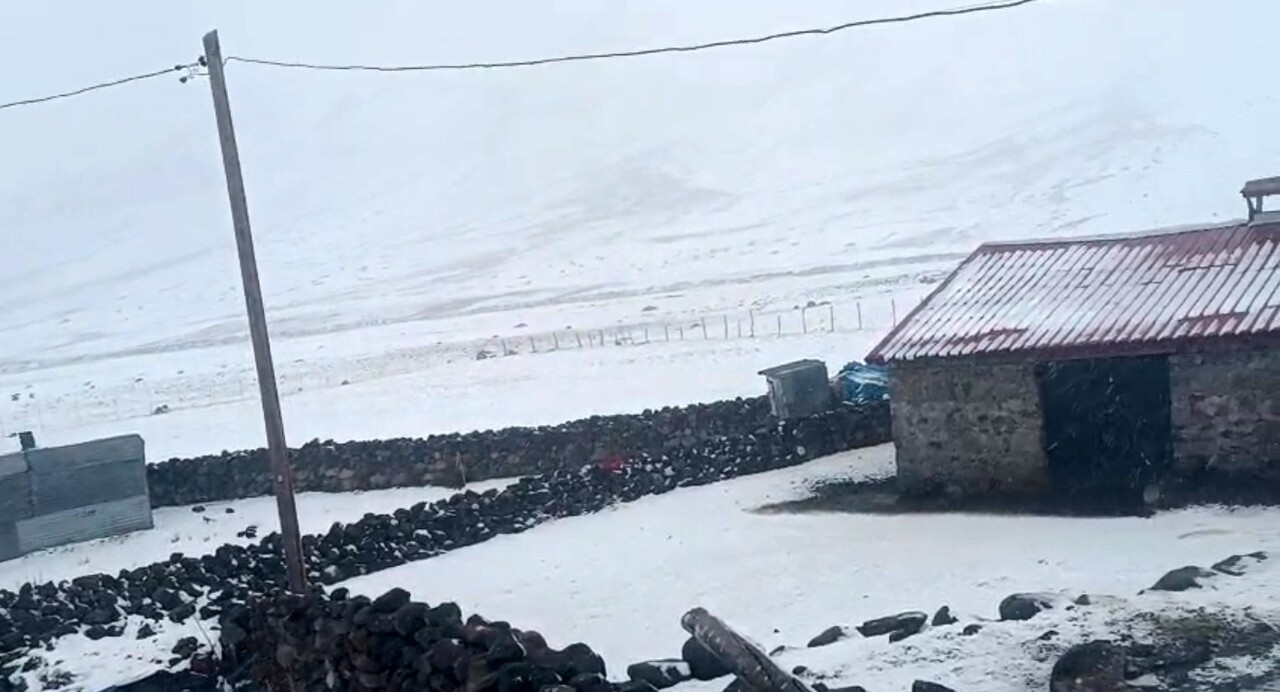 IĞDIR'IN YÜKSEK KESİMLERİ ETKİLİ OLAN KAR YAĞIŞIYLA BEYAZA BÜRÜNDÜ.