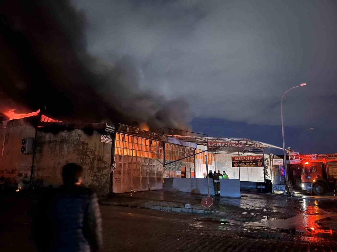 İHBAR ÜZERİNE ADRESE SEVK EDİLEN BÜYÜKŞEHİR BELEDİYESİ İTFAİYE EKİPLERİ YANGINA MÜDAHALE ETTİ....