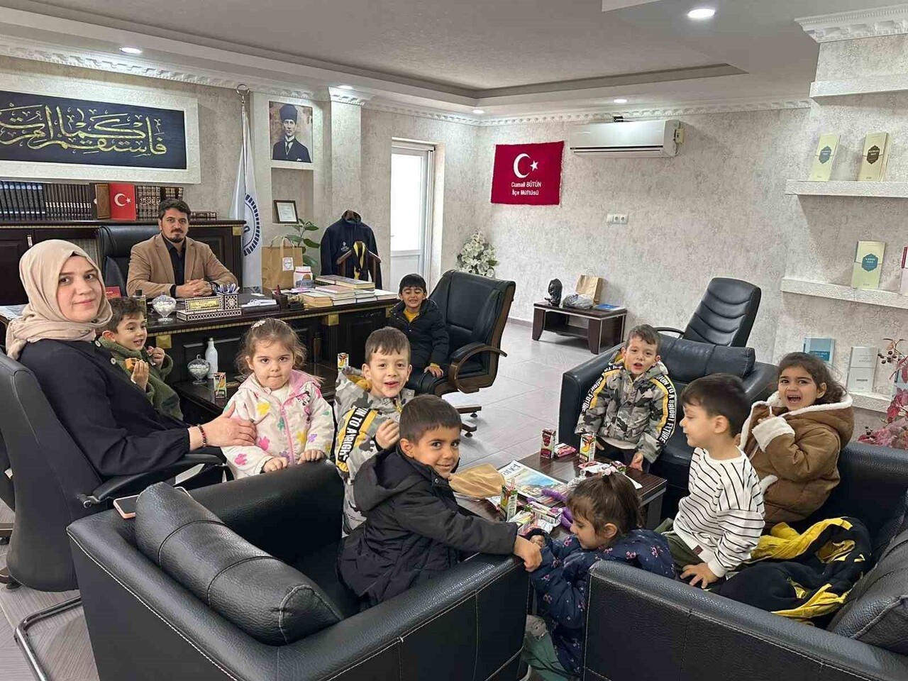 İLÇE MERKEZİNDE OKUYAN 4-6 YAŞ KUR’AN KURSU ÖĞRENCİLERİ, ÖĞRETİCİLERİYLE BİRLİKTE İLÇE MÜFTÜLÜĞÜNÜ...