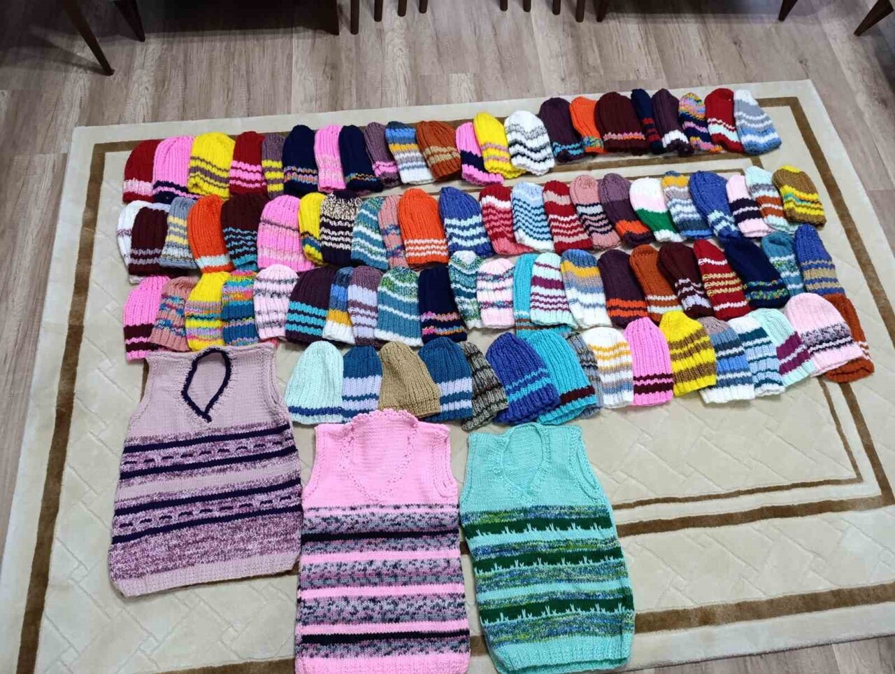 İLÇEDE OTURAN VE ÇOĞUNLUKLA EVLERİNDE OLAN YAŞLI KADINLARIN EL EMEĞİYLE BAŞLATTIKLARI KAMPANYA...