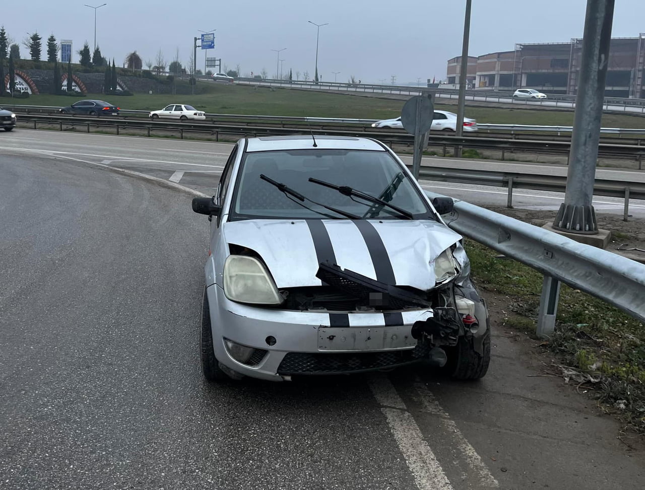 İNEGÖL İLÇESİNDE KONTROLDEN ÇIKAN OTOMOBİLİN BARİYERLERE ÇARPMASI SONUCU 2 KİŞİ...