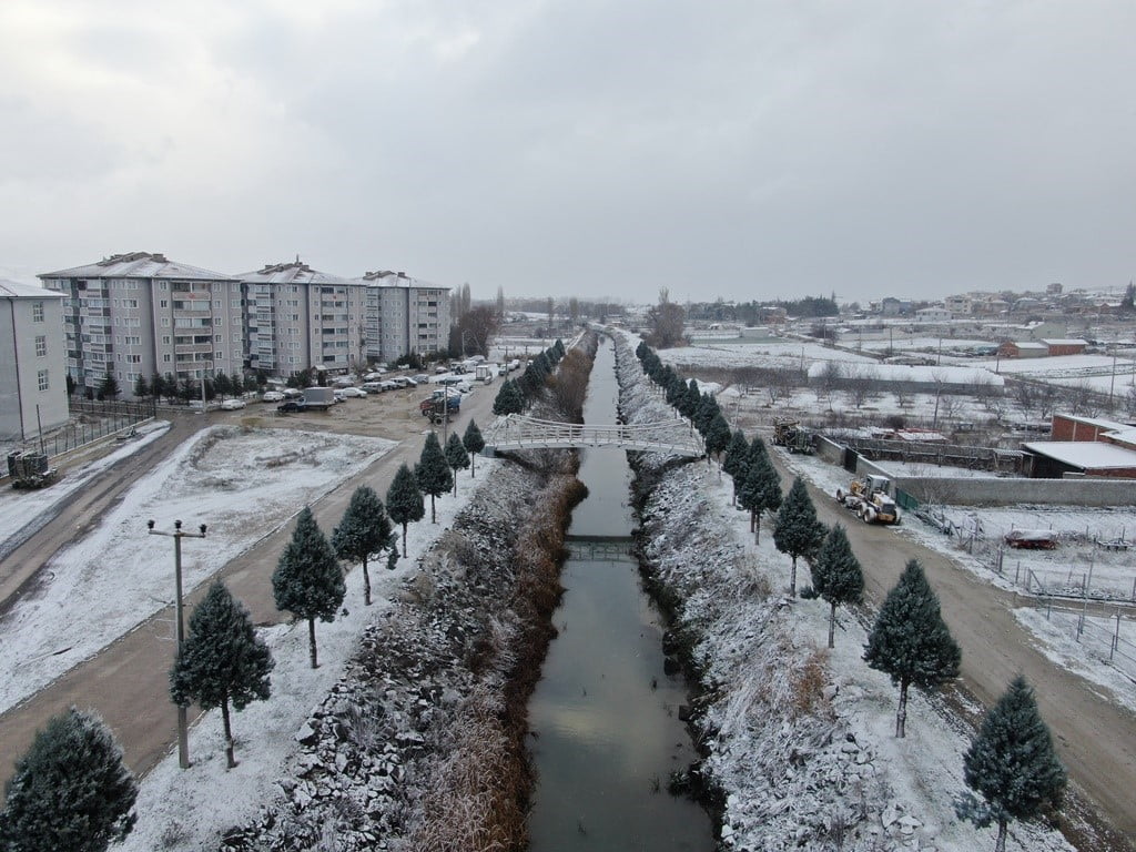 İNÖNÜ İLÇESİNDE ETKİLİ OLAN MEVSİMİN İLK KAR YAĞIŞI YERLEŞİM YERİNİ KISA SÜREDE BEYAZA BÜRÜRKEN...