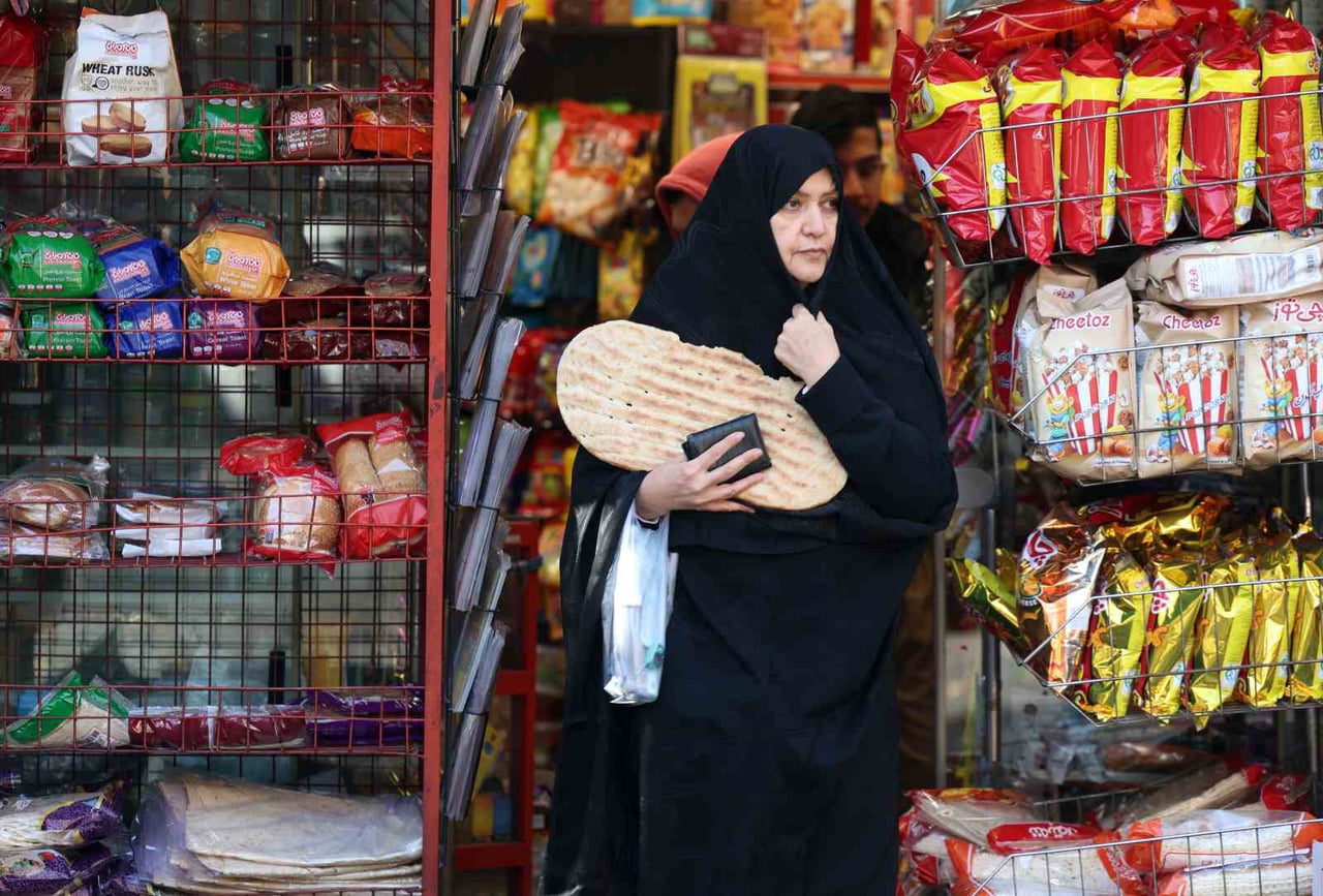 İRAN CUMHURBAŞKANI MESUD PEZEŞKİYAN, BAŞKENT TAHRAN’DA HAYAT PAHALILIĞINA KARŞI DÜZENLENEN...