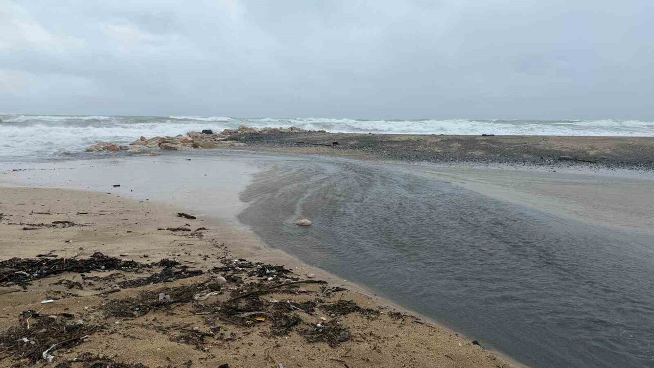 İSKİ’NİN KARABURUN TESİSİNDE TEPKİ ÇEKEN GÖRÜNTÜ: ATIK SU DENİZE BOŞALTILIYOR
