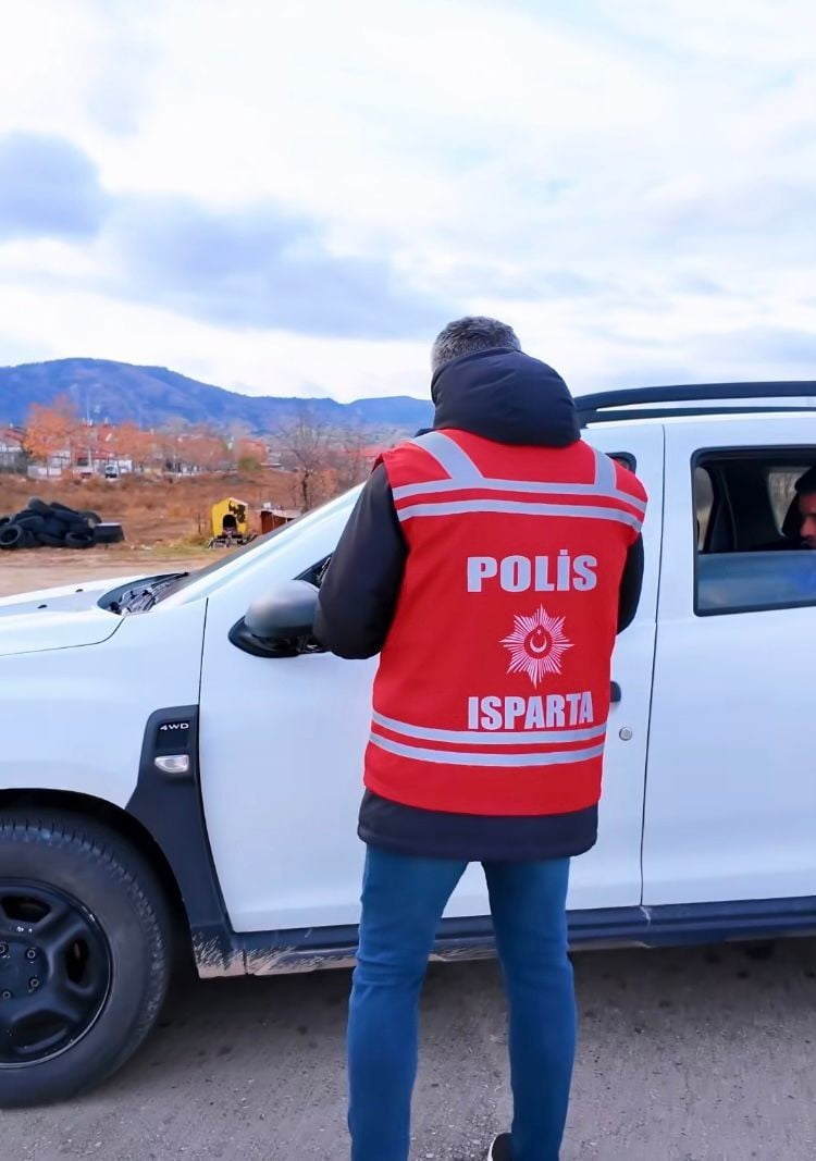 ISPARTA'DA POLİS EKİPLERİNCE SON BİR HAFTADA GERÇEKLEŞTİRİLEN DENETİMLERDE BİNLERCE ŞAHIS VE ARAÇ...