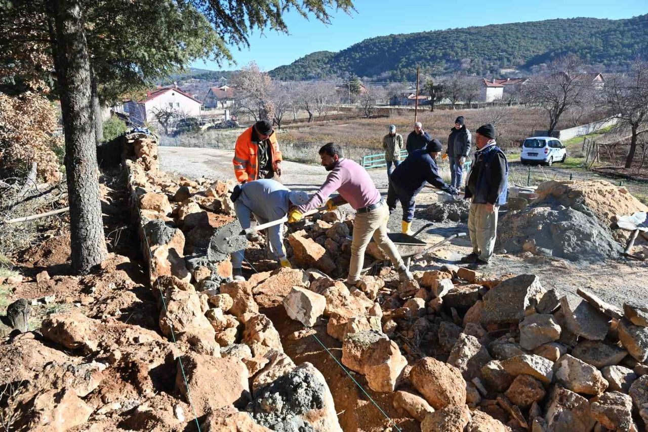 ISPARTA BELEDİYESİ TARAFINDAN KEÇİBORLU İLÇESİNE BAĞLI KOZLUCA KÖYÜNDE BELLİ BİR BÖLÜMÜ YIKILAN...