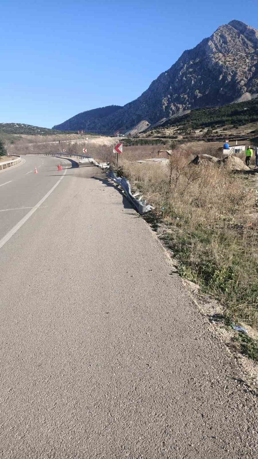 ISPARTA’DA DİREKSİYON HÂKİMİYETİNİ KAYBEDEN KAMYON SÜRÜCÜSÜ BARİYERLERE ÇARPIP ŞARAMPOLE...