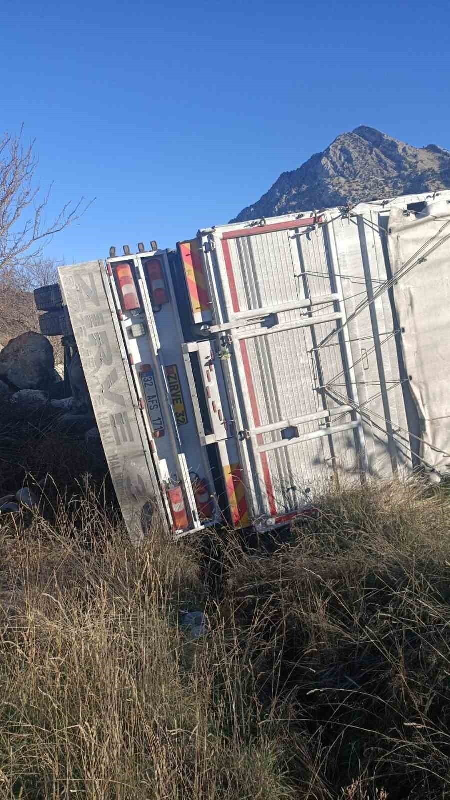 ISPARTA’DA DİREKSİYON HÂKİMİYETİNİ KAYBEDEN KAMYON SÜRÜCÜSÜ BARİYERLERE ÇARPIP ŞARAMPOLE...