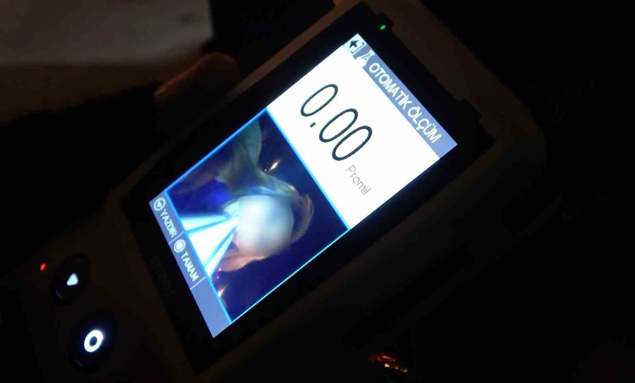 ISPARTA İL EMNİYET MÜDÜRLÜĞÜ EKİPLERİNCE KENT GENELİNDE GERÇEKLEŞTİRİLEN ŞOK UYGULAMADA, ARAÇLAR...