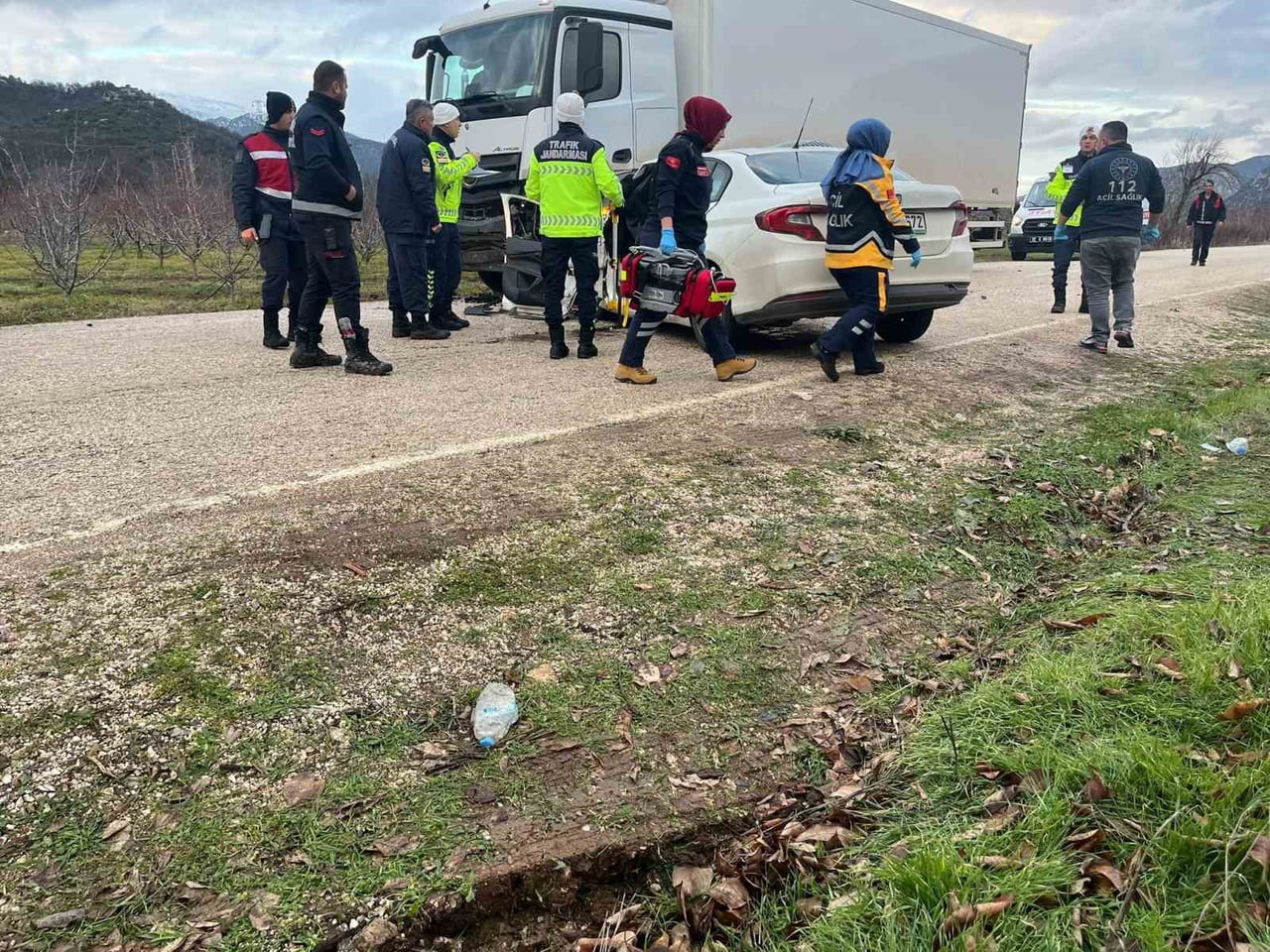 ISPARTA’NIN EĞİRDİR İLÇESİNDE OTOMOBİLİN PARK HALİNDEKİ KAMYONA ÇARPMASI SONUCU MEYDANA GELEN...