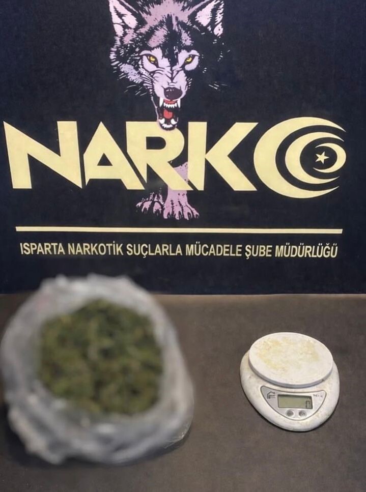 ISPARTA POLİS EKİPLERİNCE ŞARKİKARAAĞAÇ İLÇESİNDE DÜZENLENEN NARKOTİK OPERASYONUNDA ESRAR MADDESİ...