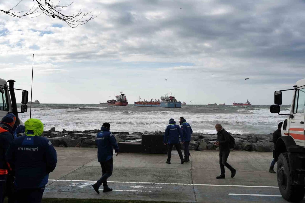 İSTANBUL'DA KÜÇÜKÇEKMECE AÇIKLARINDA LODOS NEDENİYLE BİRBİRİNE TEMAS EDEN AZERBAYCAN VE TÜRK...