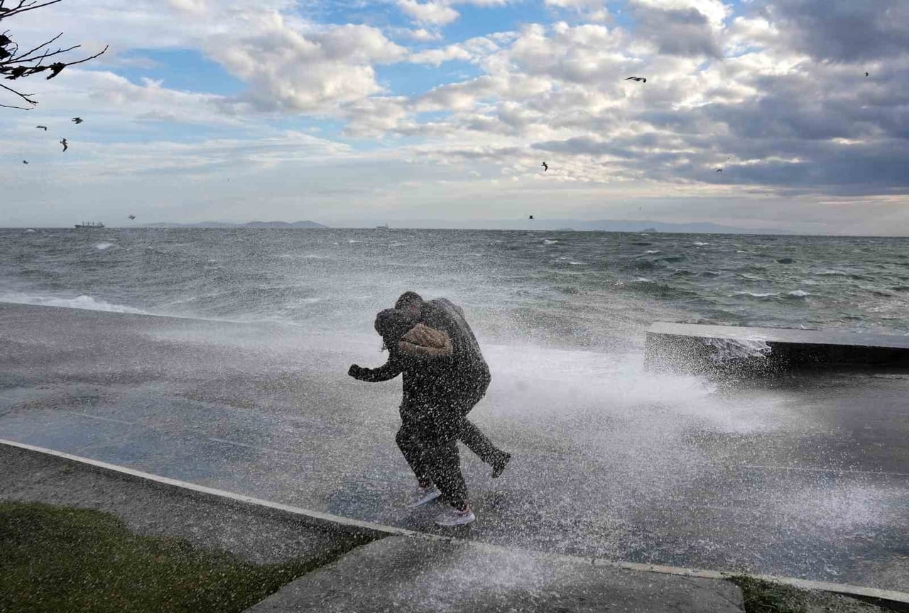 İSTANBUL'DE ETKİLİ OLAN FIRTINA NEDENİYLE DENİZDE DEV DALGALAR OLUŞTU. DALGALARA ALDIRIŞ...