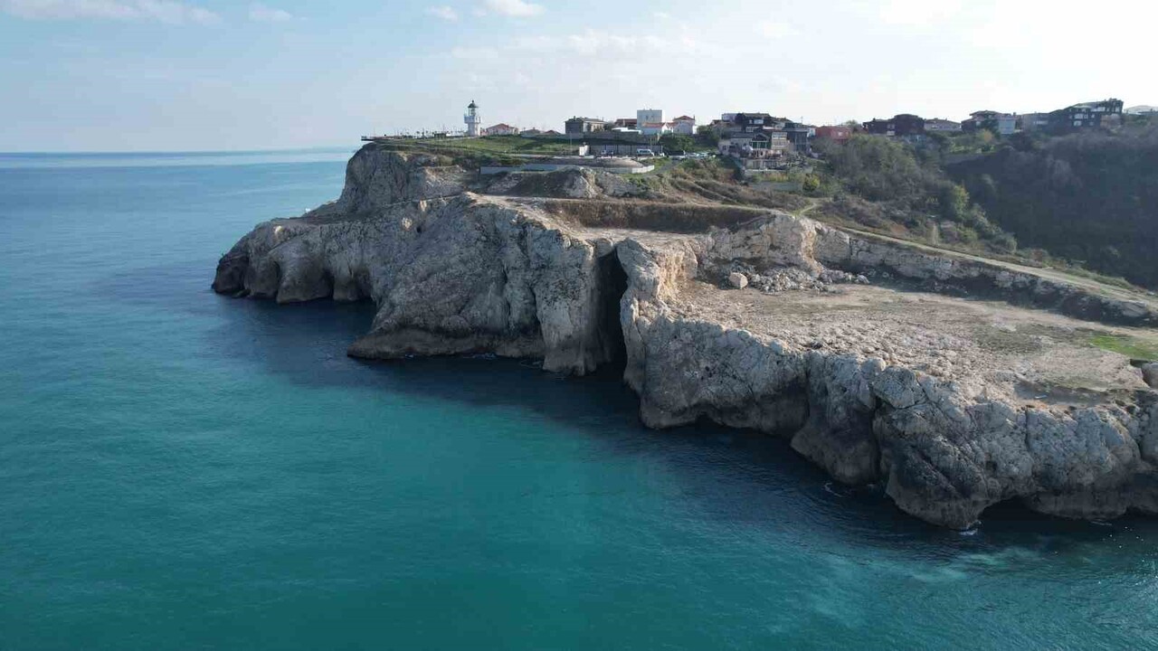 İSTANBUL'UN ARNAVUTKÖY İLÇESİ KARABURUN MAHALLESİ'NDE YILLARDIR DALGALARIN VURMASIYLA AŞINAN...