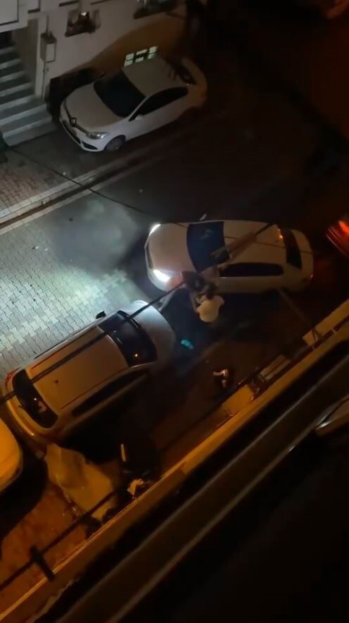 İSTANBUL'UN ESENYURT İLÇESİNDE KOMŞULARIN PARK YERİ KAVGASINDA ORTALIK SAVAŞ ALANINA DÖNDÜ....