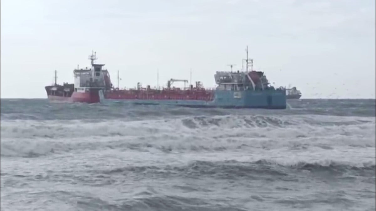 İSTANBUL'UN FLORYA AÇIKLARINDA AZERBAYCAN VE TÜRK BANDRALLI İKİ TANKERDEN ACİL DURUM ÇAĞRISI...