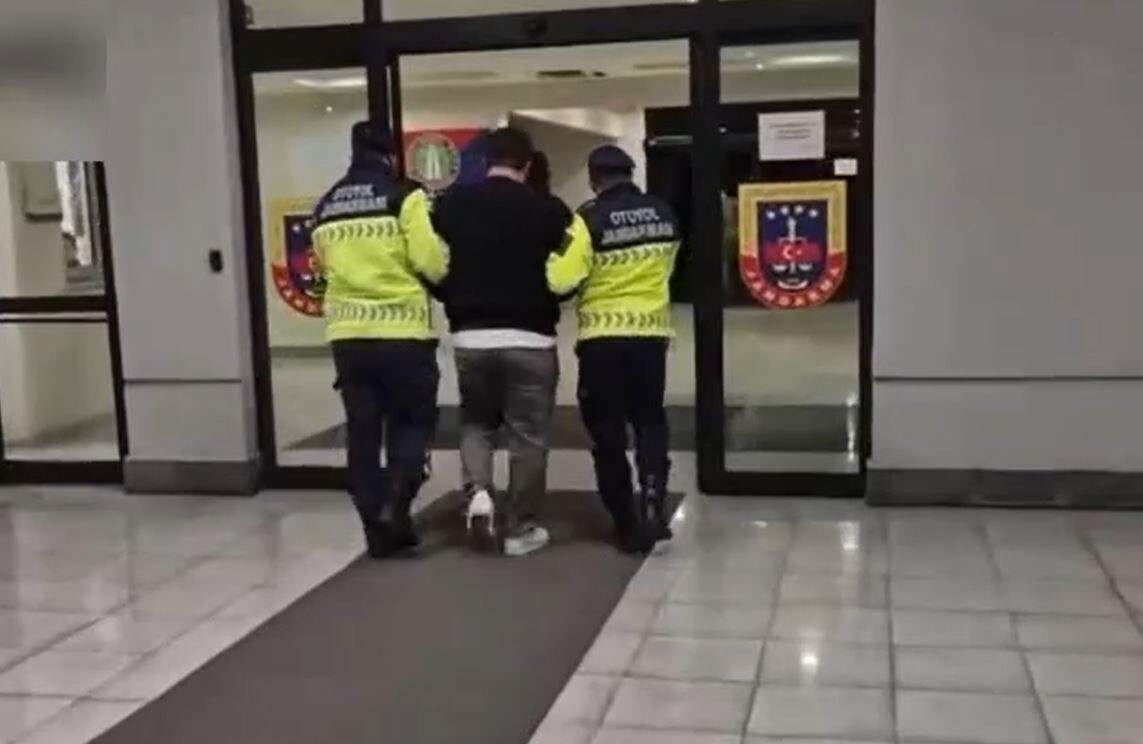 İSTANBUL ARNAVUTKÖY'DE TRAFİĞE AÇIK ALANDA YARIŞ YAPTIKLARI ANLARI SOSYAL MEDYADA PAYLAŞAN 4...