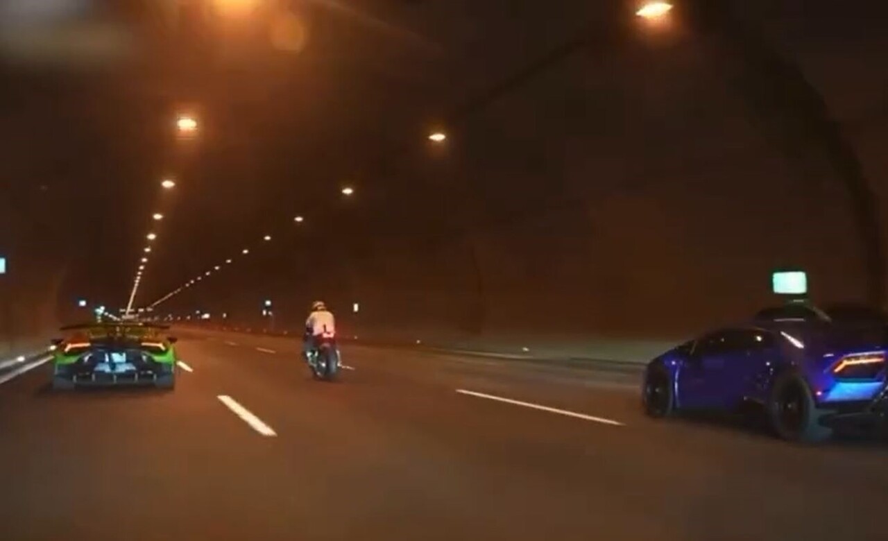 İSTANBUL ARNAVUTKÖY'DE TRAFİĞE AÇIK ALANDA YARIŞ YAPTIKLARI ANLARI SOSYAL MEDYADA PAYLAŞAN 4...