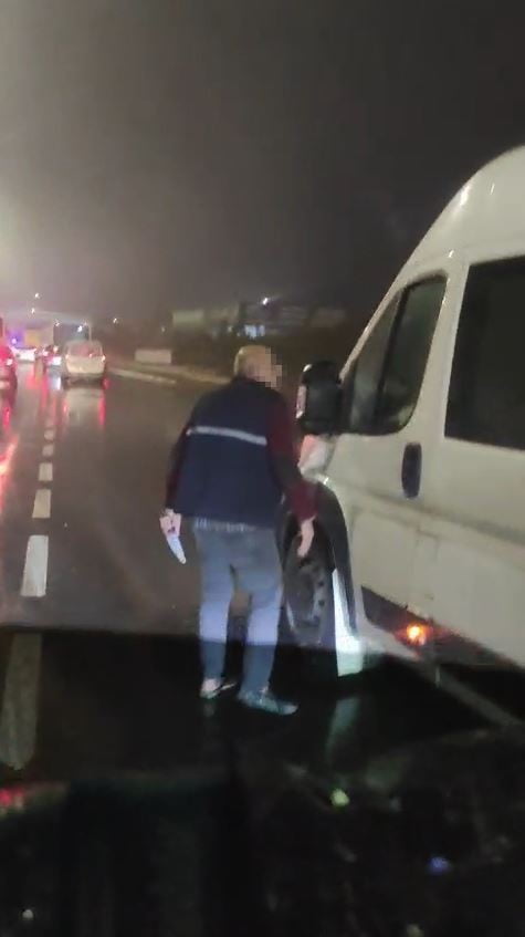 İSTANBUL ARNAVUTKÖY'DE TRAFİKTE YOL VERME TARTIŞMASI BIÇAKLI KAVGAYA DÖNÜŞTÜ. EMNİYET ŞERİDİNDEN...
