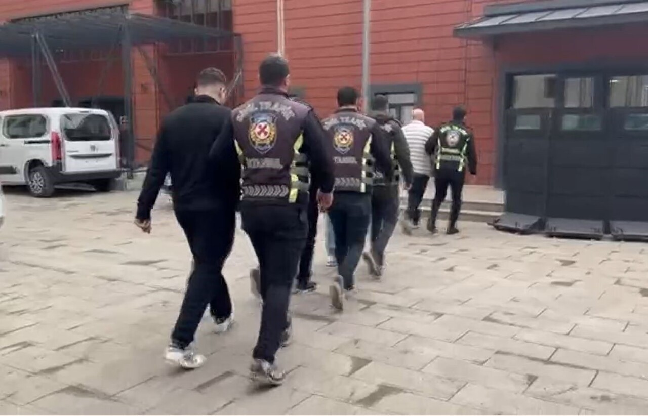 İSTANBUL BAHÇELİEVLER’DE DÜĞÜN KONVOYUNDA TRAFİĞİ TEHLİKEYE DÜŞÜRECEK HAREKETELER YAPAN ŞAHISLARA...