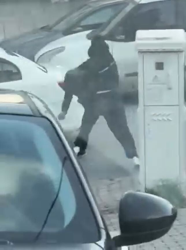 İSTANBUL BAŞAKŞEHİR'DE İKİ ÇOCUK ARASINDA ÇIKAN YUMRUKLU KAVGA CEP TELEFONU KAMERASINA...