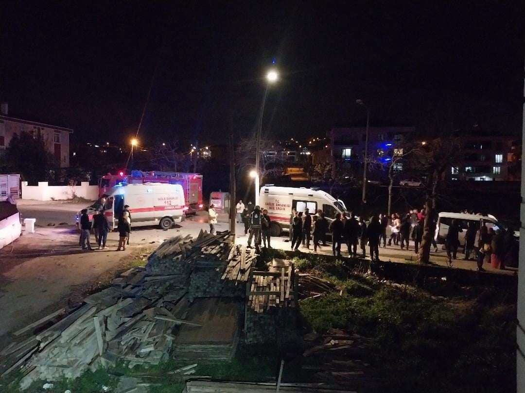 İSTANBUL BÜYÜKÇEKMECE’DE MOTORSİKLET, KARŞI ŞERİTTEN GELEN ARACA ÇARPTI. KAZADA LİSE ÖĞRENCİSİ 2...