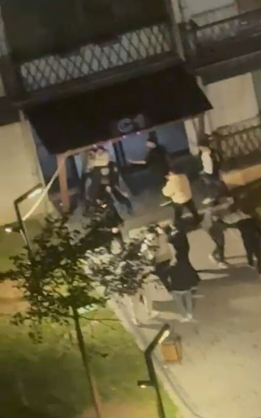 İSTANBUL ESENYURT’TA İKİ GRUP ARASINDA BİR SİTEDE BAŞLAYAN KAVGA, SOKAKLARI SAVAŞ ALANINA ÇEVİRDİ....