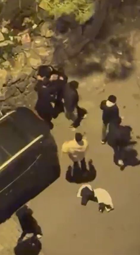 İSTANBUL ESENYURT’TA İKİ GRUP ARASINDA BİR SİTEDE BAŞLAYAN KAVGA, SOKAKLARI SAVAŞ ALANINA ÇEVİRDİ....