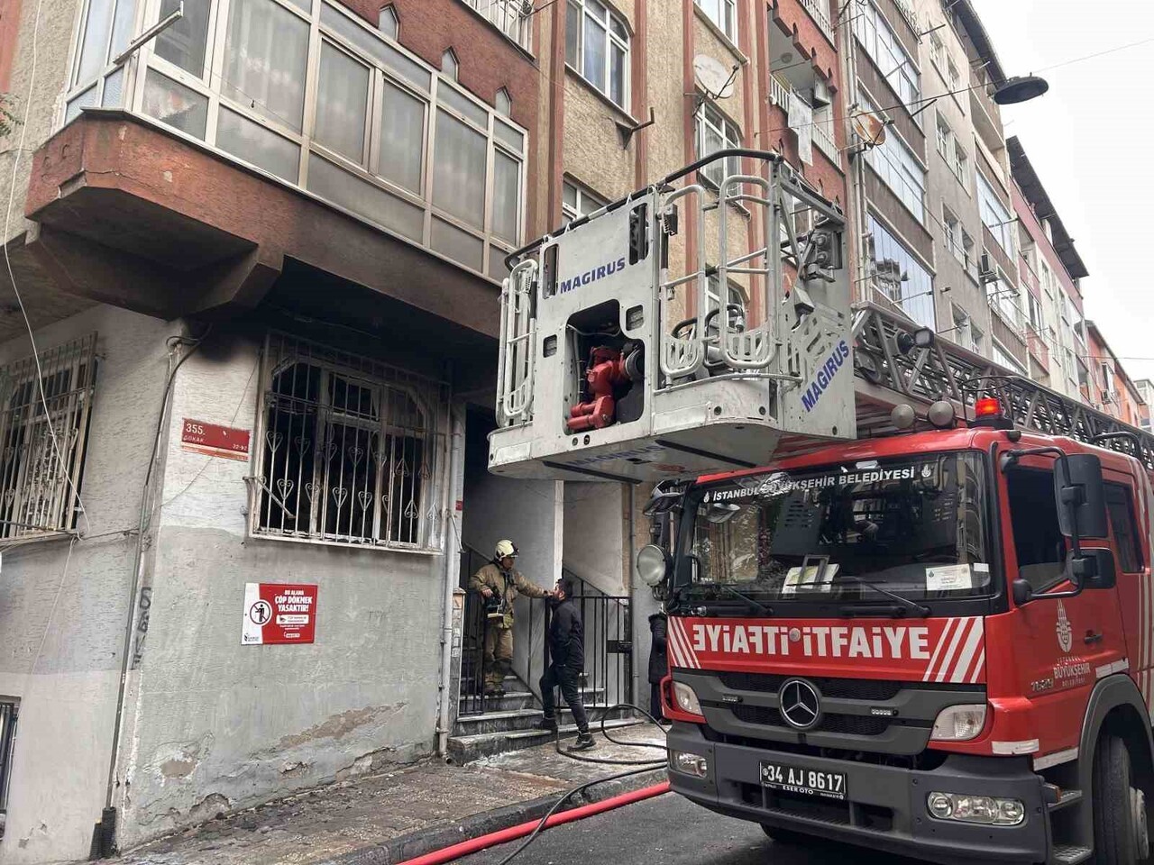 İSTANBUL FATİH'TE 50 YILLIK 4 KATLI BİNANIN GİRİŞ KATINDA BULUNAN DAİRENİN ZEMİNİ KISMEN ÇÖKTÜ....