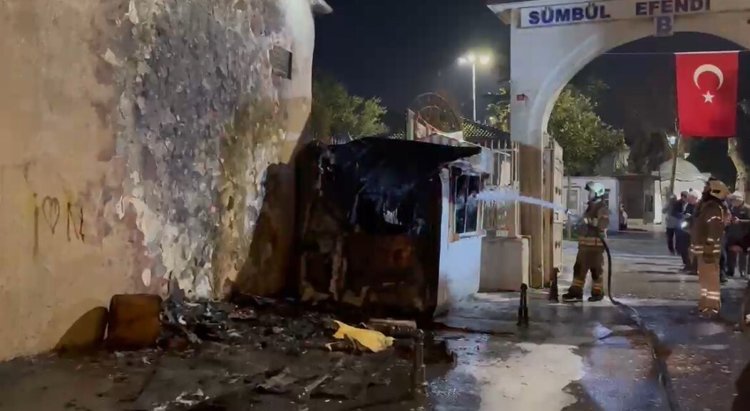 İSTANBUL FATİH’TE CAMİ DIŞINDAKİ GÜVENLİK KULÜBESİ ALEV ALEV YANDI.