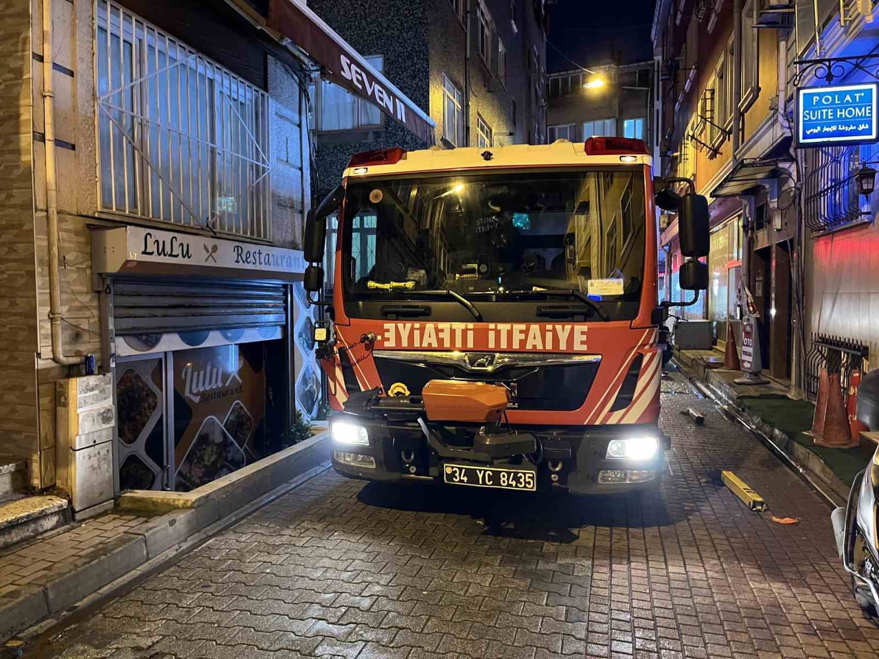 İSTANBUL FATİH’TE OTOPARKTA ÇIKAN YANGIN İKİ KATLI BİNAYA SIÇRADI. YANGIN, İTFAİYE EKİPLERİNCE...