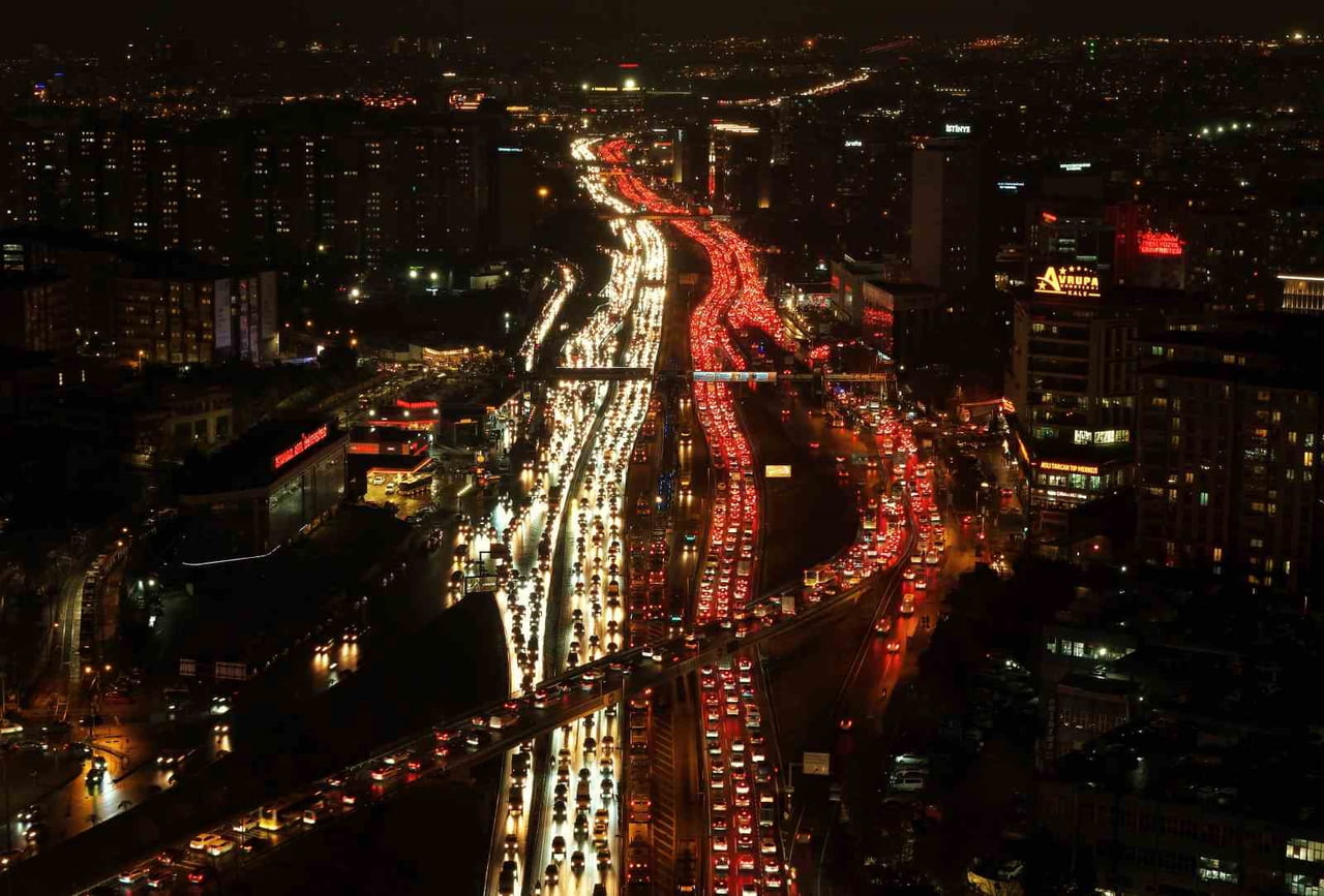 İSTANBUL GENELİNDE YÜZDE 90 SEVİYELERİNE ULAŞAN TRAFİK YOĞUNLUĞU HAVADAN GÖRÜNTÜLENDİ.