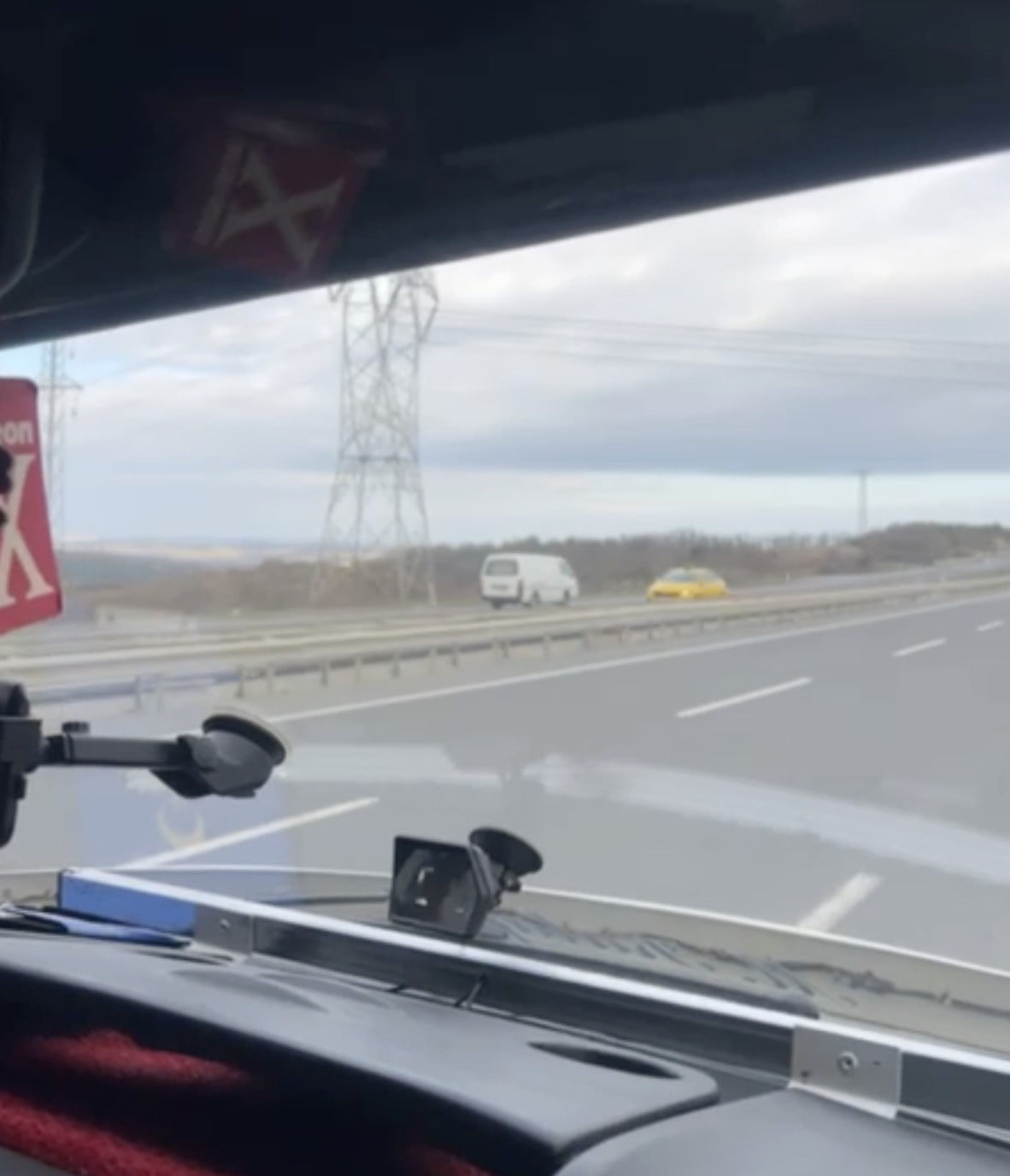 İSTANBUL HAVALİMANI YOLUNDA BİR SÜRÜCÜ KİLOMETRELERCE TERS YÖNDEN İLERLEYEREK TRAFİĞİ TEHLİKEYE...