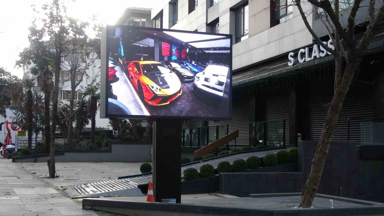 İSTANBUL (İHA) - İSTANBUL’UN KADIKÖY İLÇESİNDE FAALİYET GÖSTEREN LÜKS OTOMOBİL GALERİSİ S CLASS’IN...