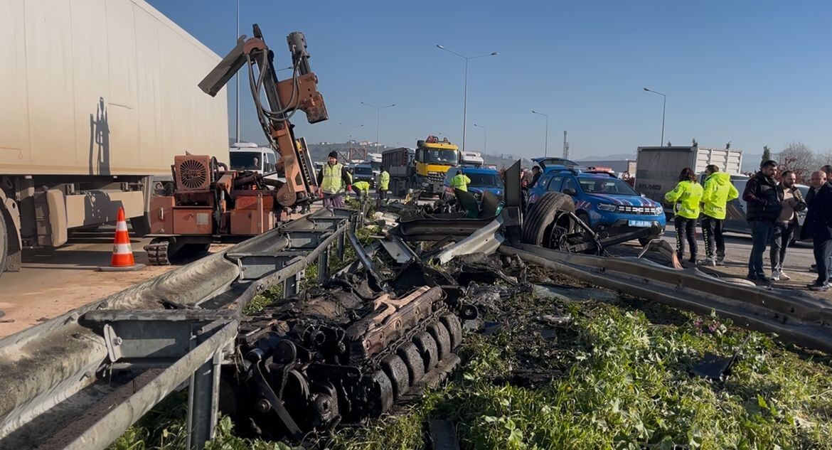 İSTANBUL İZMİR OTOYOLU BURSA ÇEVRE YOLUNDA DİNLENME TESİSLERİNİN BARİYERİNE ÇARPAN KAMYONUN...