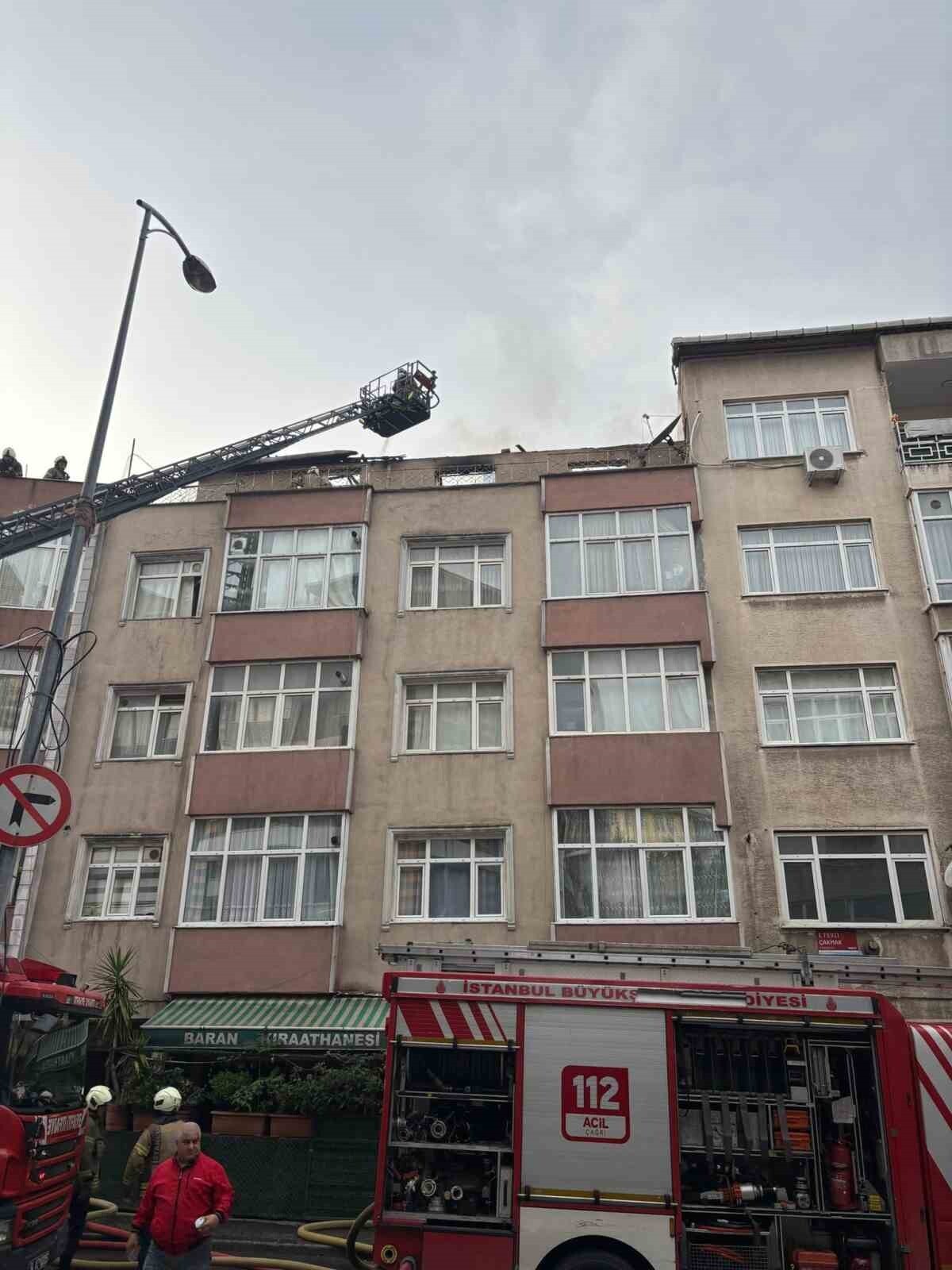 İSTANBUL KÜÇÜKÇEKMECE'DE 4 KATLI BİNANIN ÇATI KATINDA ÇIKAN YANGIN PANİĞE NEDEN OLDU. BİNA...
