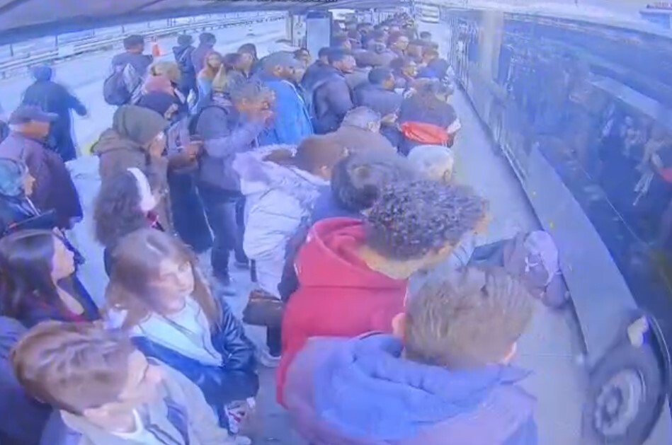 İSTANBUL ZEYTİNBURNU’NDA BULUNAN CEVİZLİBAĞ METROBÜS DURAĞINDA BEKLEYEN KIZ ÇOCUĞU BAYILARAK YOLA...