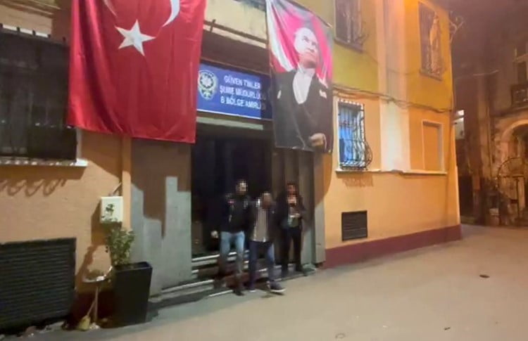 İSTİKLAL CADDESİ’NDE MERDİVENDEKİ TELEFONU ÇALAN ŞÜPHELİ YAKALANDI
