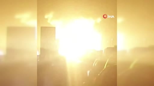 İtalya'nın Teano kentindeki otoyolda yakıt tankeri patlayarak alev topuna döndü.