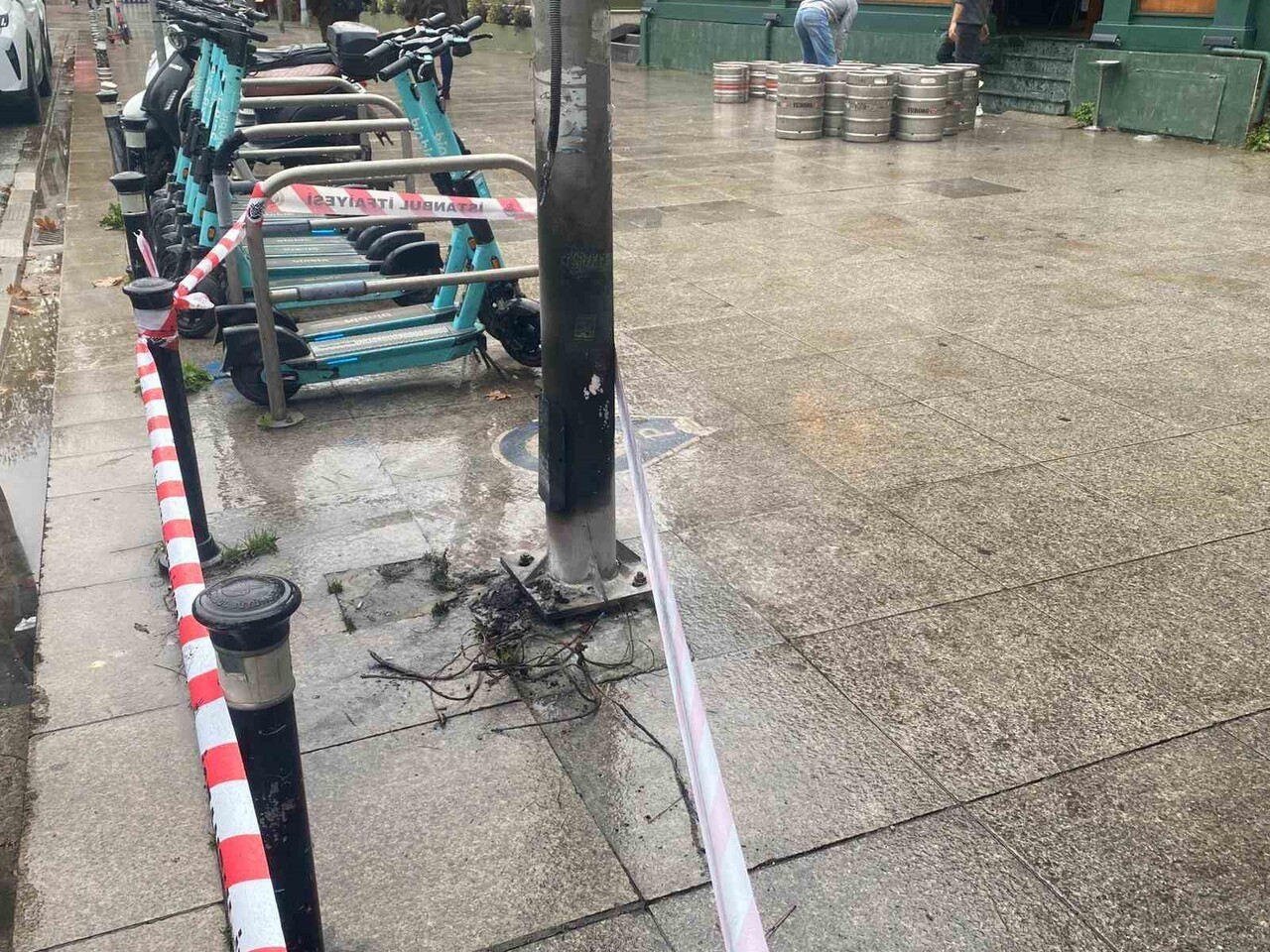 İTFAİYE EKİPLERİNİN MÜDAHALESİYLE ALEVLER SÖNDÜRÜLÜRKEN, YOĞUN YAYA TRAFİĞİNİN OLDUĞU CADDEDE...