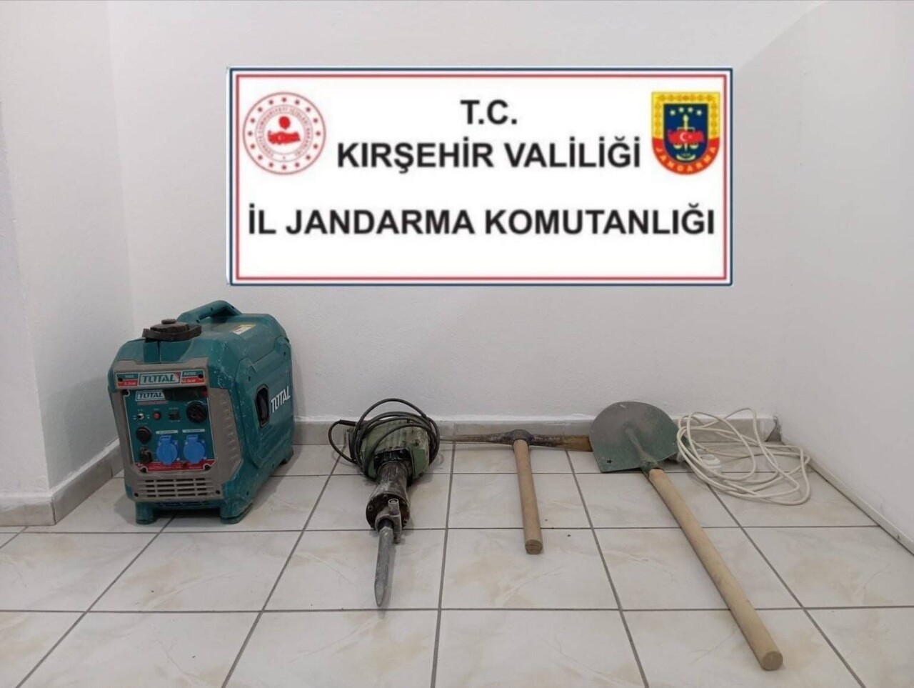 İZİNSİZ KAZI YAPAN ŞÜPHELİ YAKALANDI