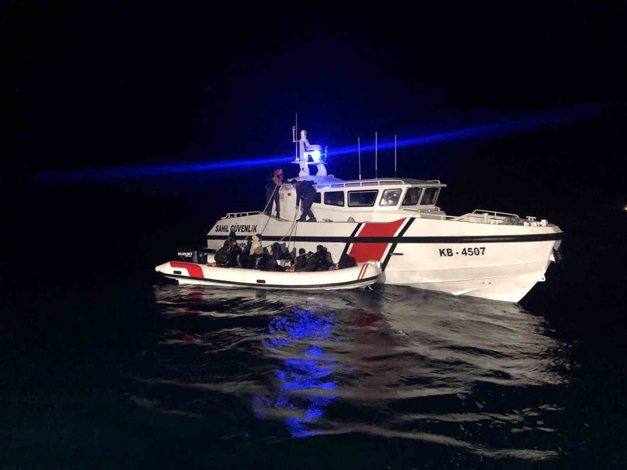 İZMİR'DE 24 SAATTE 99 GÖÇMEN YAKALANDI