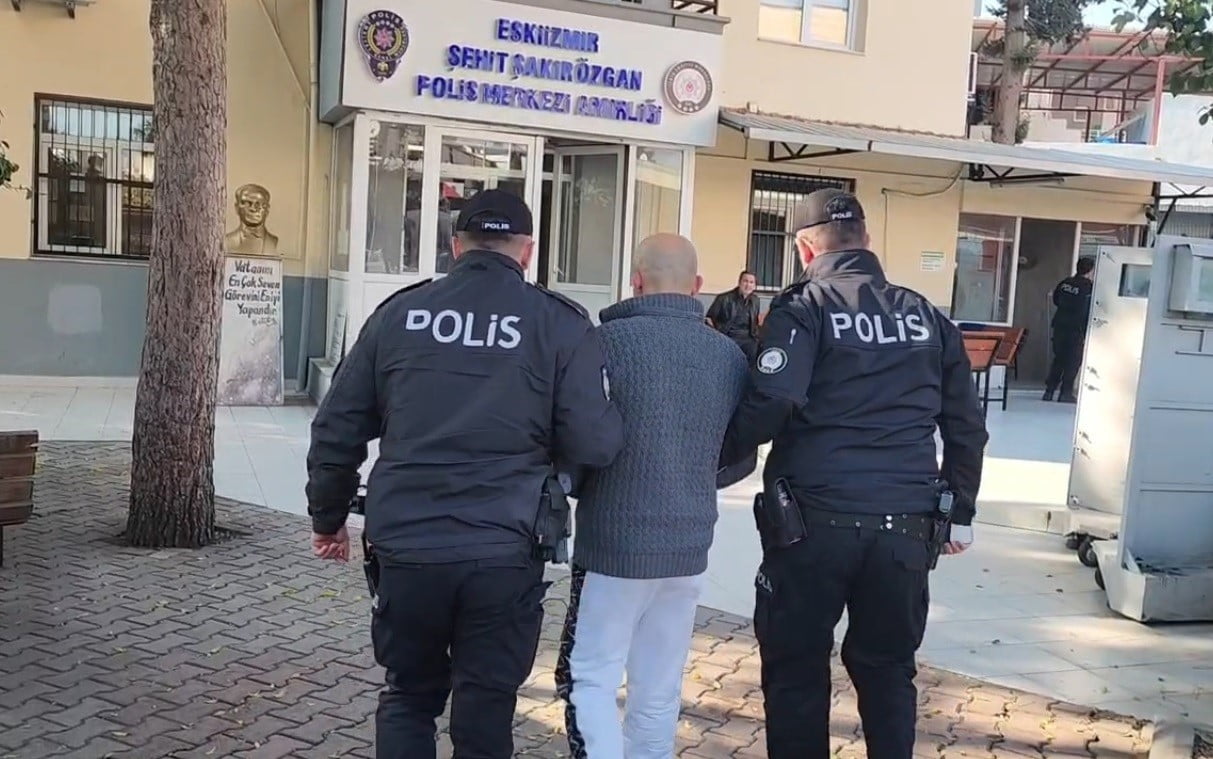 İZMİR'DE POLİS EKİPLERİ TARAFINDAN ARANAN ŞÜPHELİLERE YÖNELİK YÜRÜTÜLEN ÇALIŞMALARDA, KONAK’TA 16...