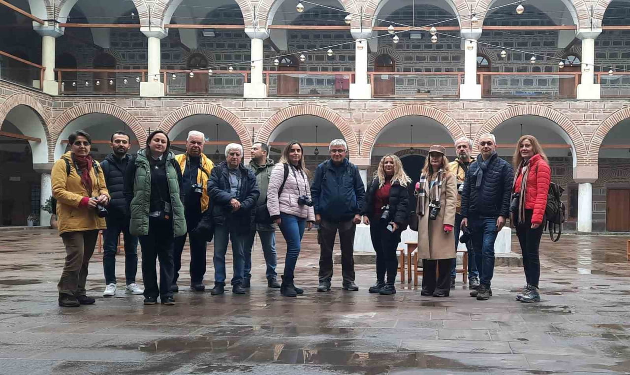 İZMİR'DEN GELEN FOTOĞRAF TUTKUNLARI, MANİSA'NIN TARİHİ VE DOĞAL MİRASINI OBJEKTİFLERİYLE...