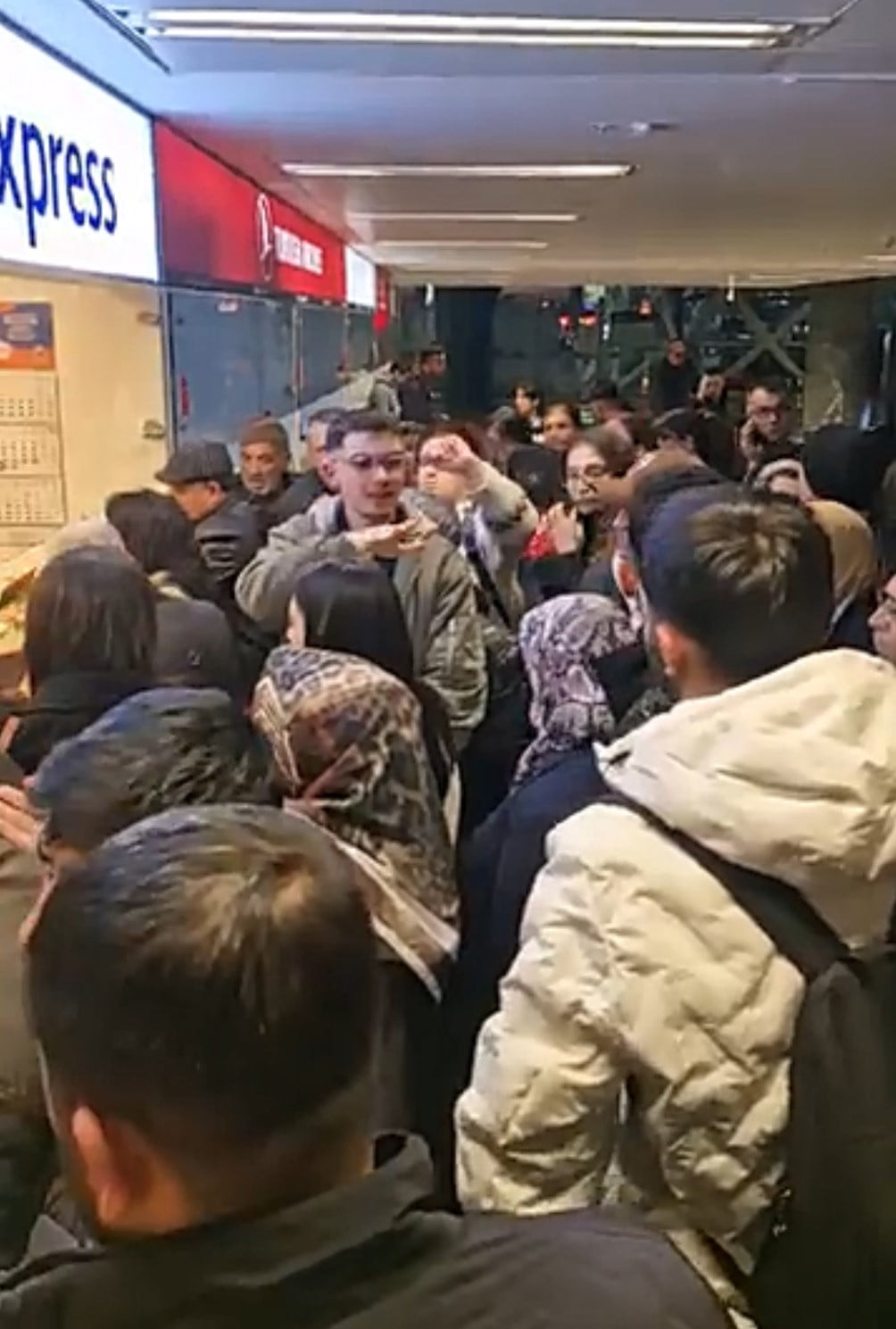 İZMİR'DEN HAVALANARAK DİYARBAKIR'A GİDEN SUNEXPRESS HAVA YOLLARI’NA AİT UÇAĞIN, KAR YAĞIŞI VE...