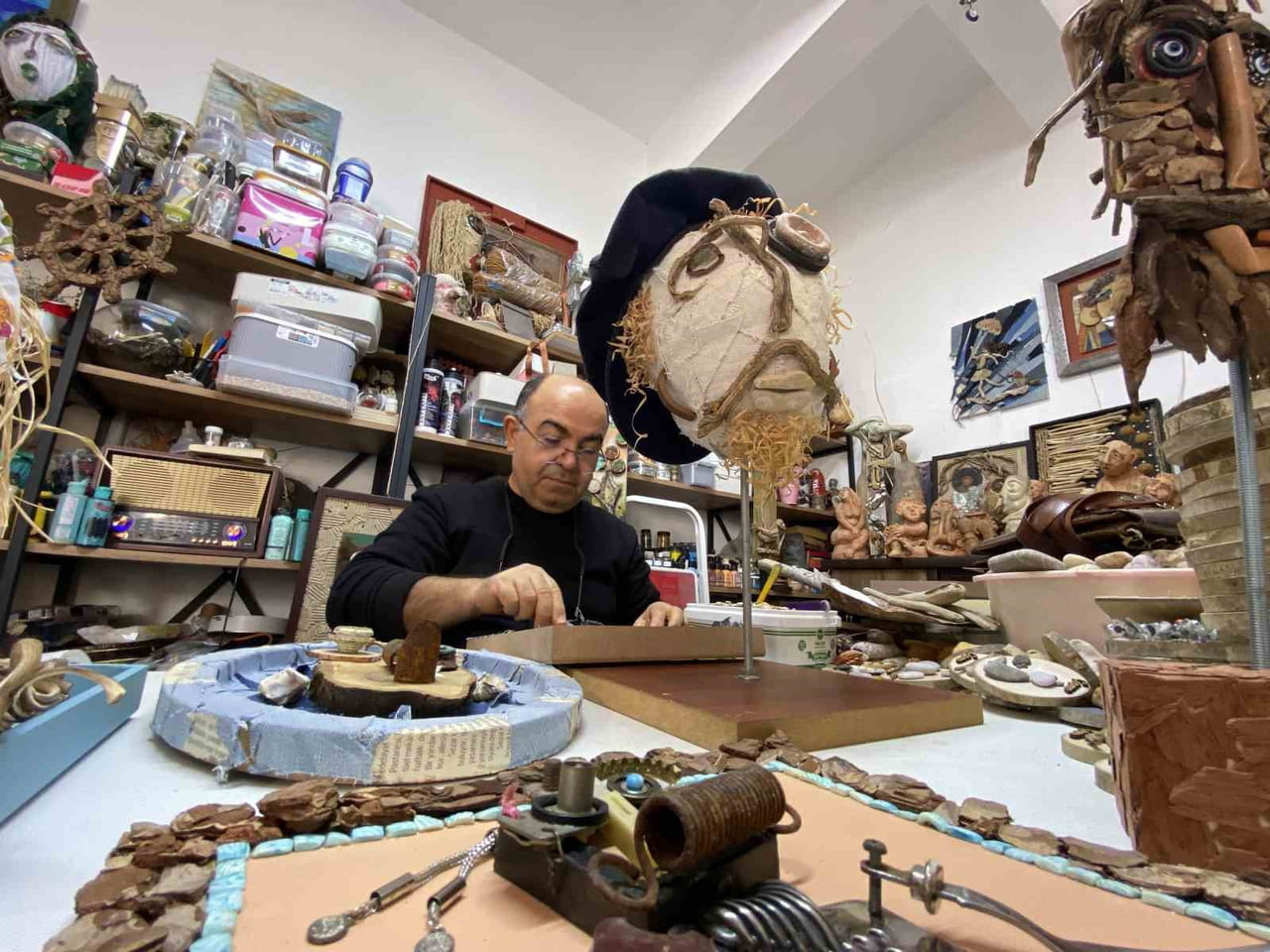 İZMİR'İN ÇEŞME İLÇESİNDE 33 YIL ESNAFLIK YAPAN 64 YAŞINDAKİ NİHAT ATAGÖZ, DENİZ KIYISINDAN...